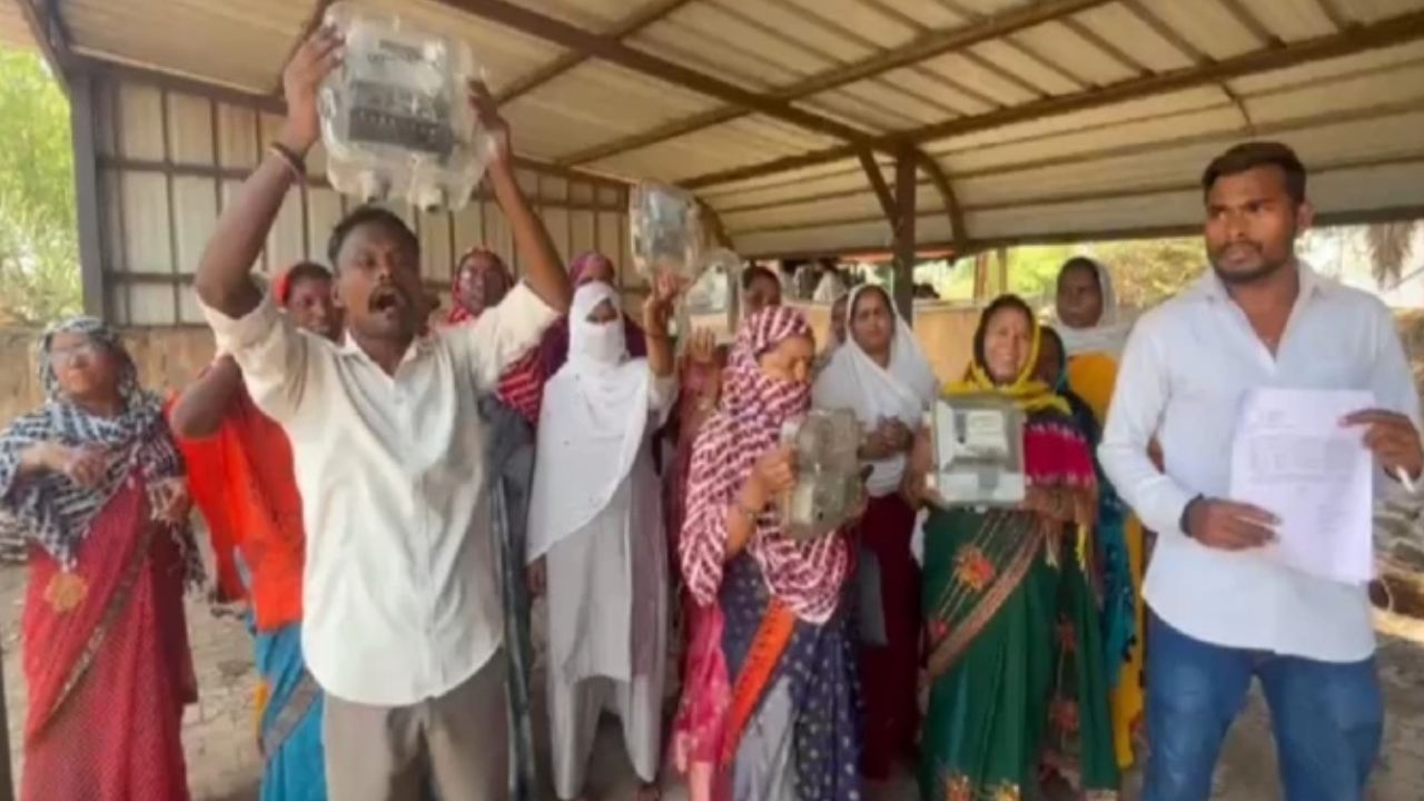 CG Bhilai News: बढ़े बिजली बिलों से नाराज मजदूर वर्ग सड़क पर, पुराने मीटर लगाने की उठी मांग