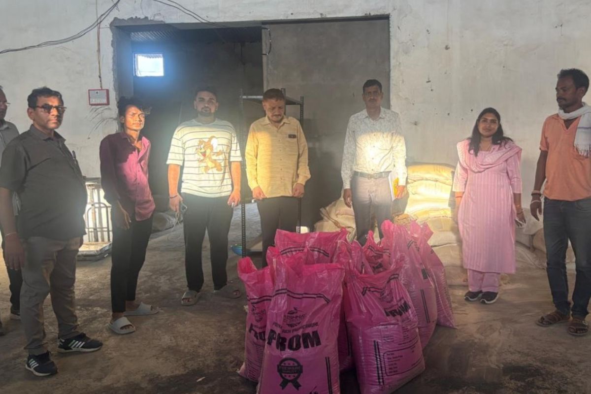 CG News: उर्वरक निरीक्षण अभियान तेज, महासमुंद में नियम विरुद्ध रखी PROM खाद की खेप जब्त