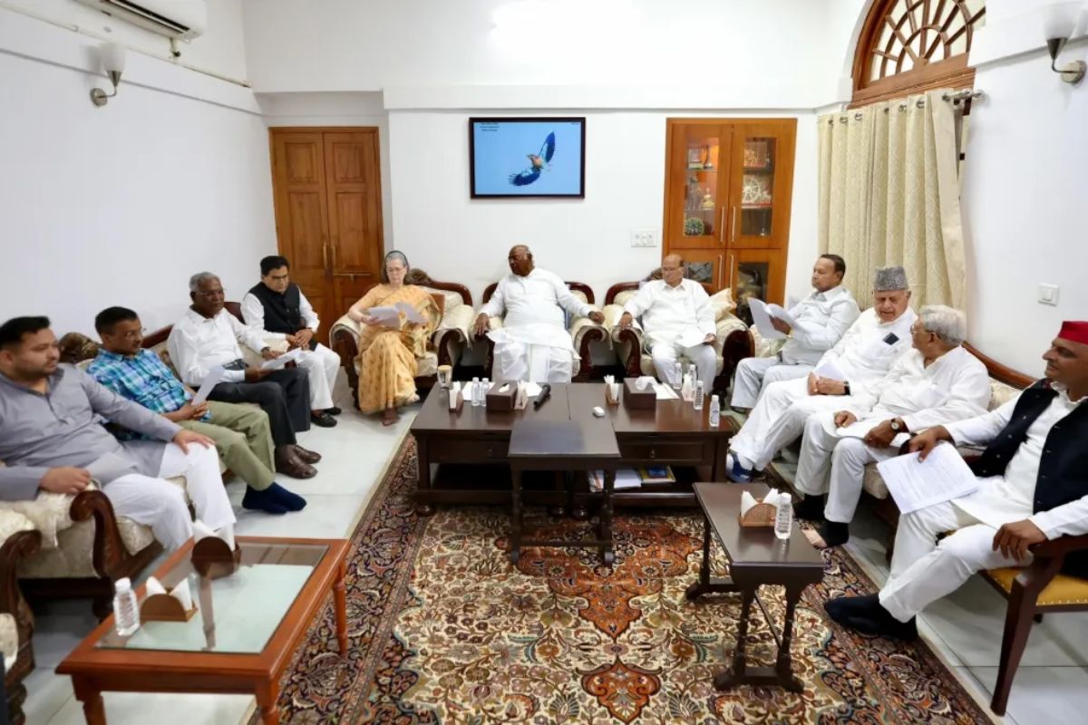 INDIA Alliance Meeting: दो साल बाद INDIA गठबंधन की बड़ी बैठक आज, 23 दलों के नेता करेंगे रणनीति पर मंथन; AAP और DMK ने बनाई दूरी