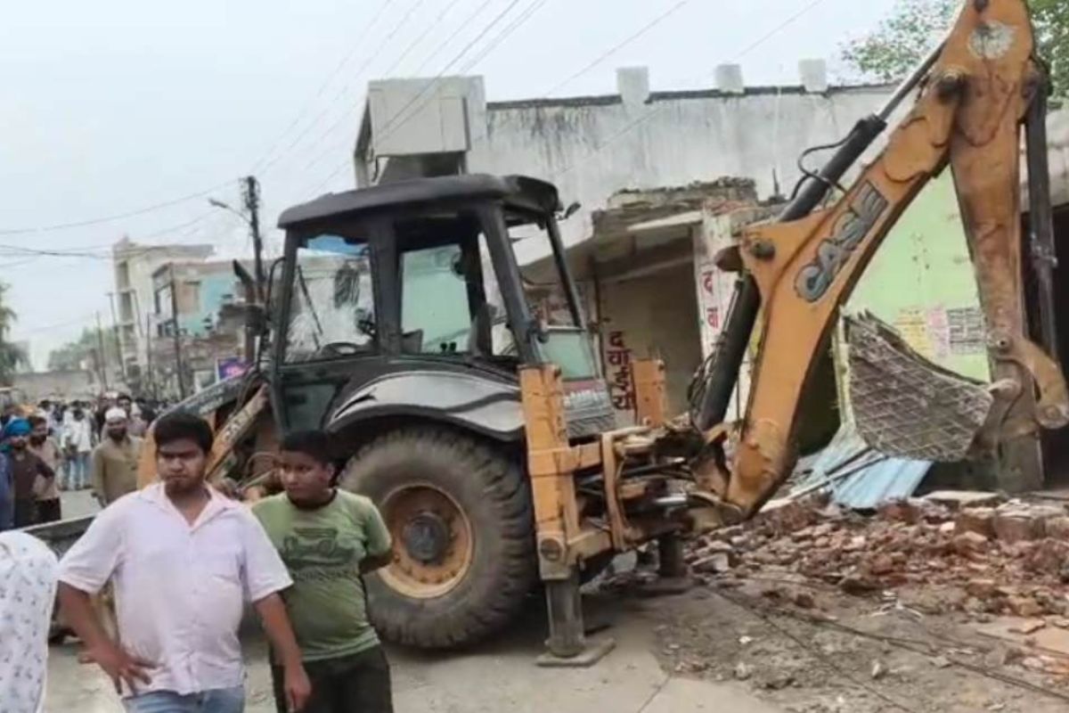 MP News: शहडोल में सड़क चौड़ीकरण अभियान के बीच बवाल, हादसे के बाद नगर पालिका की जेसीबी पर हमला