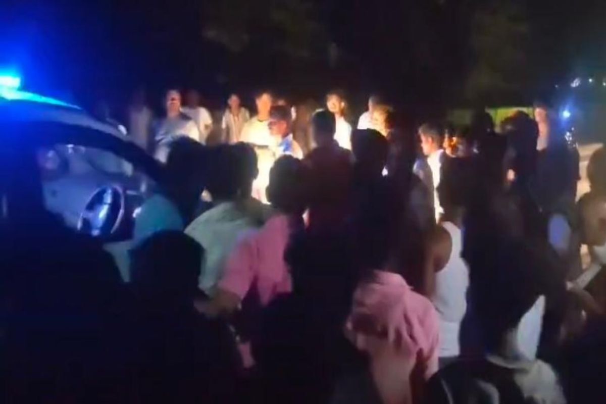 Dhamtari News: सड़क हादसे के बाद बवाल: ग्रामीणों ने एंबुलेंस और 112 वाहन में की तोड़फोड़, एसआई घायल