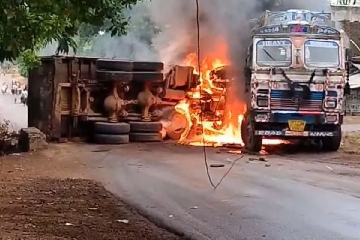 CG News: टक्कर इतनी भयानक कि दोनों ट्रक बने आग का गोला, घंटों तक चलता रहा रेस्क्यू