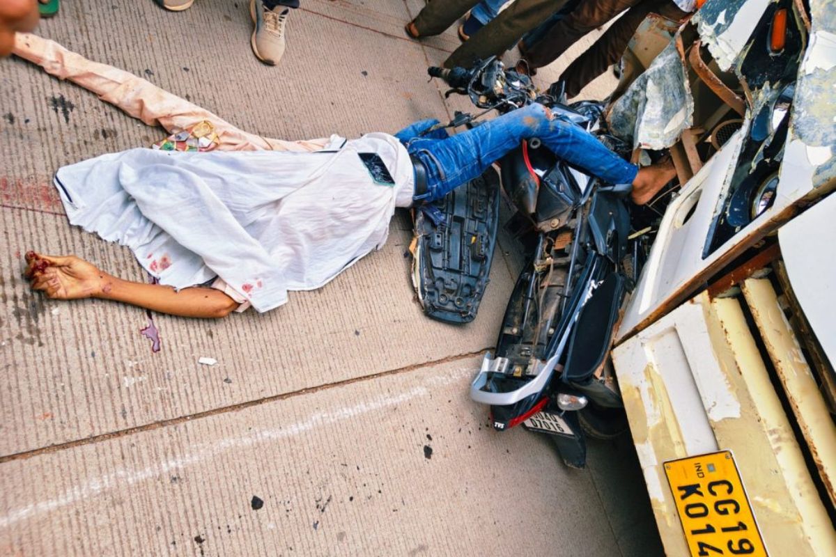 CG Accident News:ओवरब्रिज के पास काल बनकर दौड़ी लग्जरी बस, धमतरी के युवक की मौके पर मौत, पुलिस जांच में जुटी