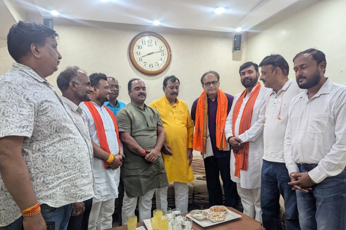 Bhilai News: सांसद विजय बघेल ने पूर्व क्रिकेटर राजेश चौहान का किया सम्मान, बताया युवाओं की प्रेरणा