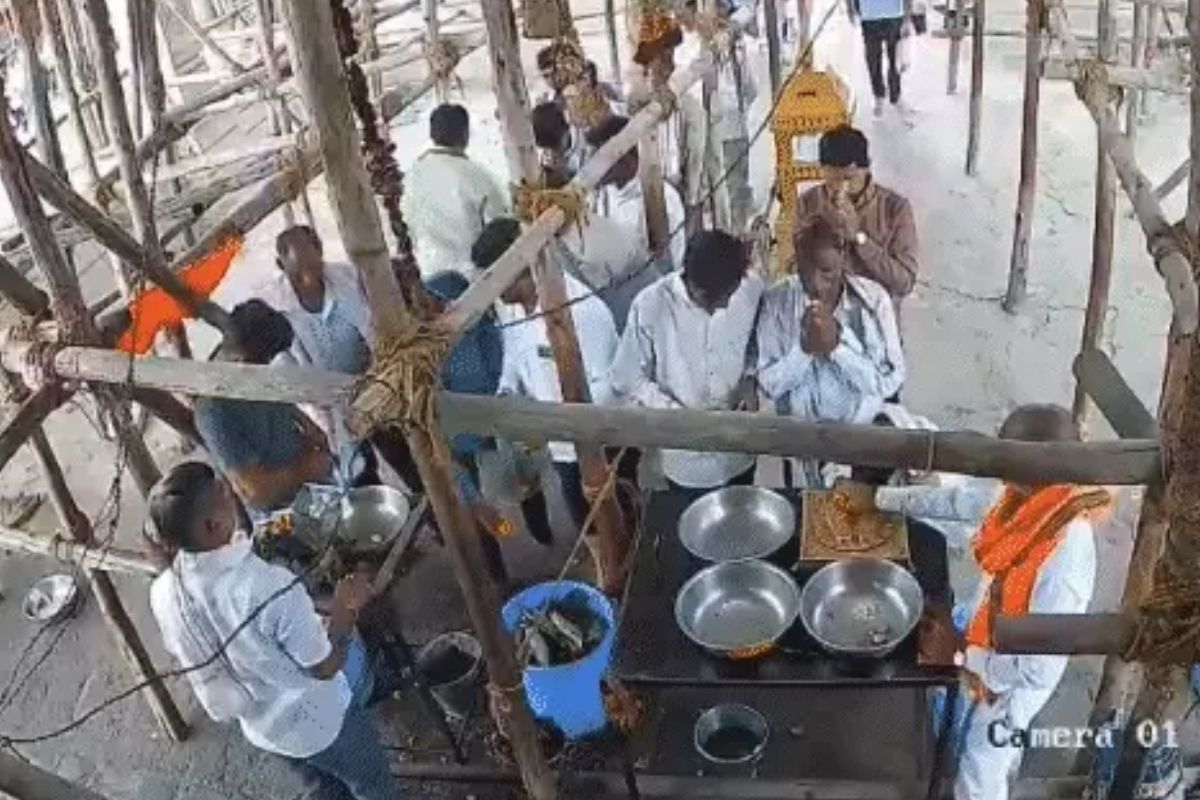 प्रसाद ले रहे श्रद्धालुओं पर गिरा मंदिर का स्ट्रक्चर, CCTV में कैद हुआ दर्दनाक हादसा