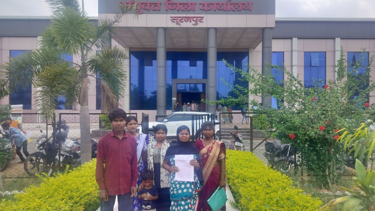 पति की मौत के बाद पैतृक जमीन से बेदखल होने का आरोप, चार बच्चों संग विधवा पहुंची कलेक्टर की चौखट