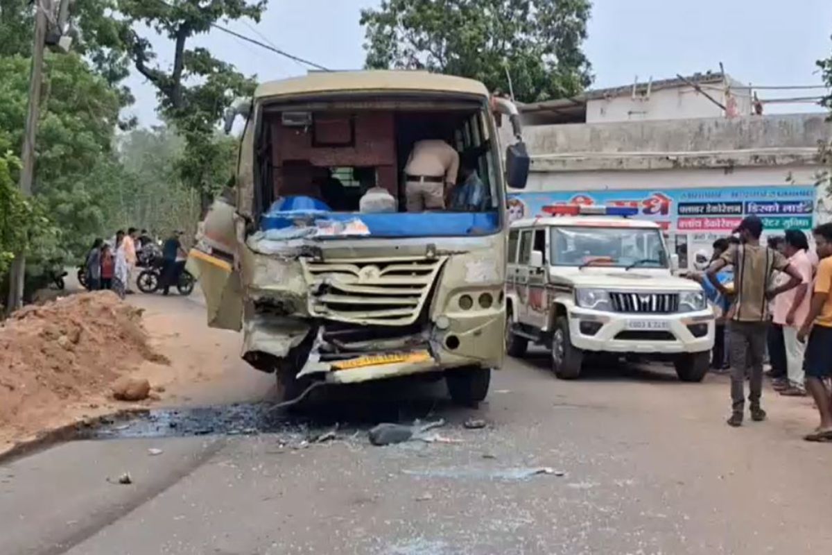 CG Korba News: टक्कर के बाद बस का अगला हिस्सा चकनाचूर, चालक केबिन में फंसा