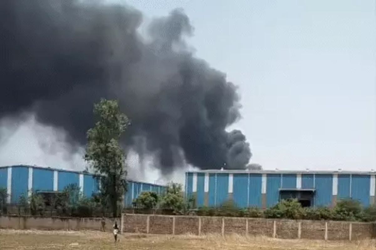 Raipur News: पोरवाल ऑयल फैक्ट्री में लगी आग, सैंपलिंग के दौरान हुआ हादसा, दमकल ने पाया काबू