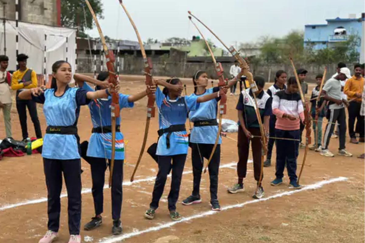 Dhamtari News: कलेक्टर अविनाश मिश्रा ने तीरंदाजी में आजमाया हाथ, खेलों को बताया युवाओं के विकास का सशक्त माध्यम