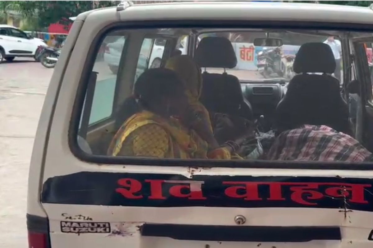 CG News: जिला अस्पताल में उपचार के दौरान महिला ने तोड़ा दम, परिजनों ने निजी अस्पताल पर लगाए गंभीर आरोप