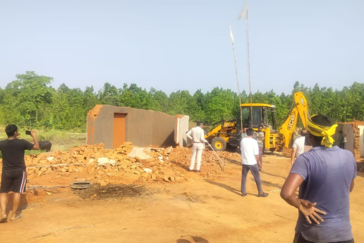Surajpur News: सिलौटा में वन विभाग की बड़ी कार्रवाई, 0.95 हेक्टेयर वनभूमि अतिक्रमण मुक्त कराए गए दो अवैध मकान ध्वस्त