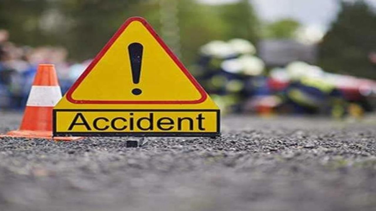 Durg Accident News: दुर्ग में मध्यरात्रि हादसा, सड़क पर बिखरे वाहन के टुकड़े, दो परिवारों में पसरा मातम