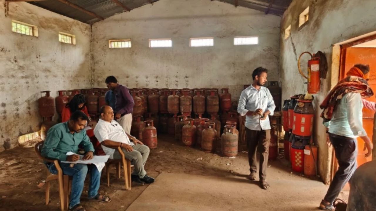 Khairagarh News: अवैध भंडारण और नियमों के उल्लंघन पर कार्रवाई, गैस एजेंसी का मामला कलेक्टर न्यायालय पहुंचा