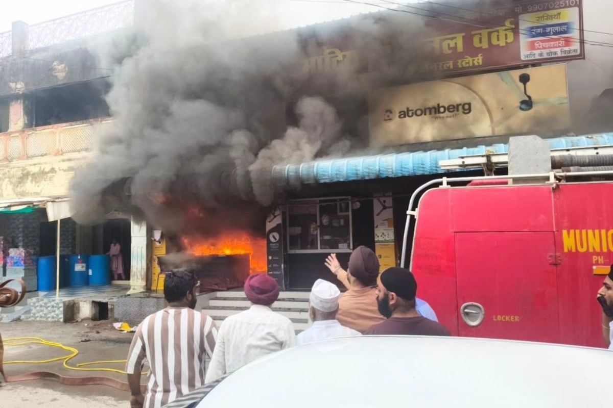 Dongargarh Fire News: डोंगरगढ़ के किराया भंडार में भड़की आग, लाखों के नुकसान की आशंका, जांच शुरू