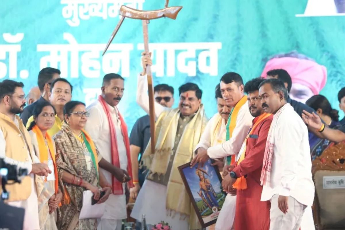 MP News: खेत में धान की रोपाई, किसानों संग भोजन, CM मोहन यादव की सादगी ने जीता लोगों का दिल
