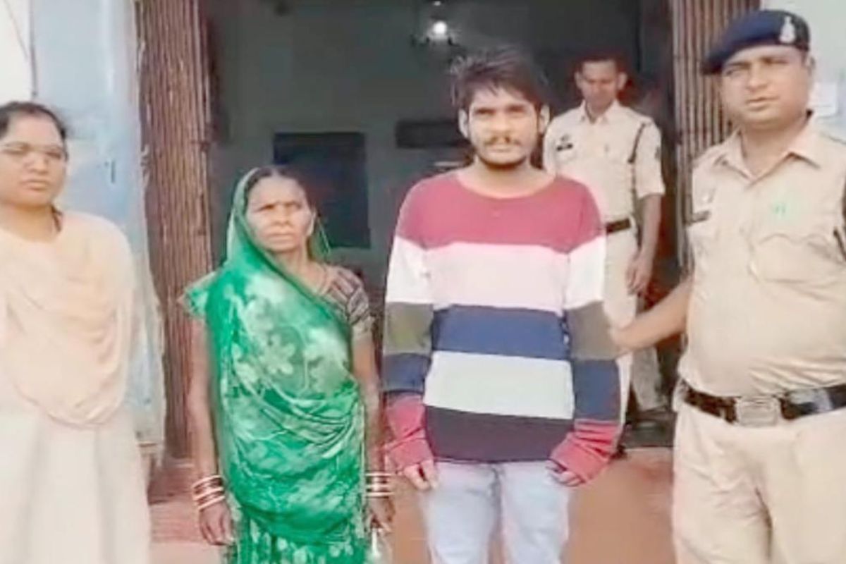 Dhamtari News: शराब के लिए पैसों को लेकर विवाद, मां और भाई ने मिलकर उतारा मौत के घाट, फिर शव को फंदे पर लटकाया