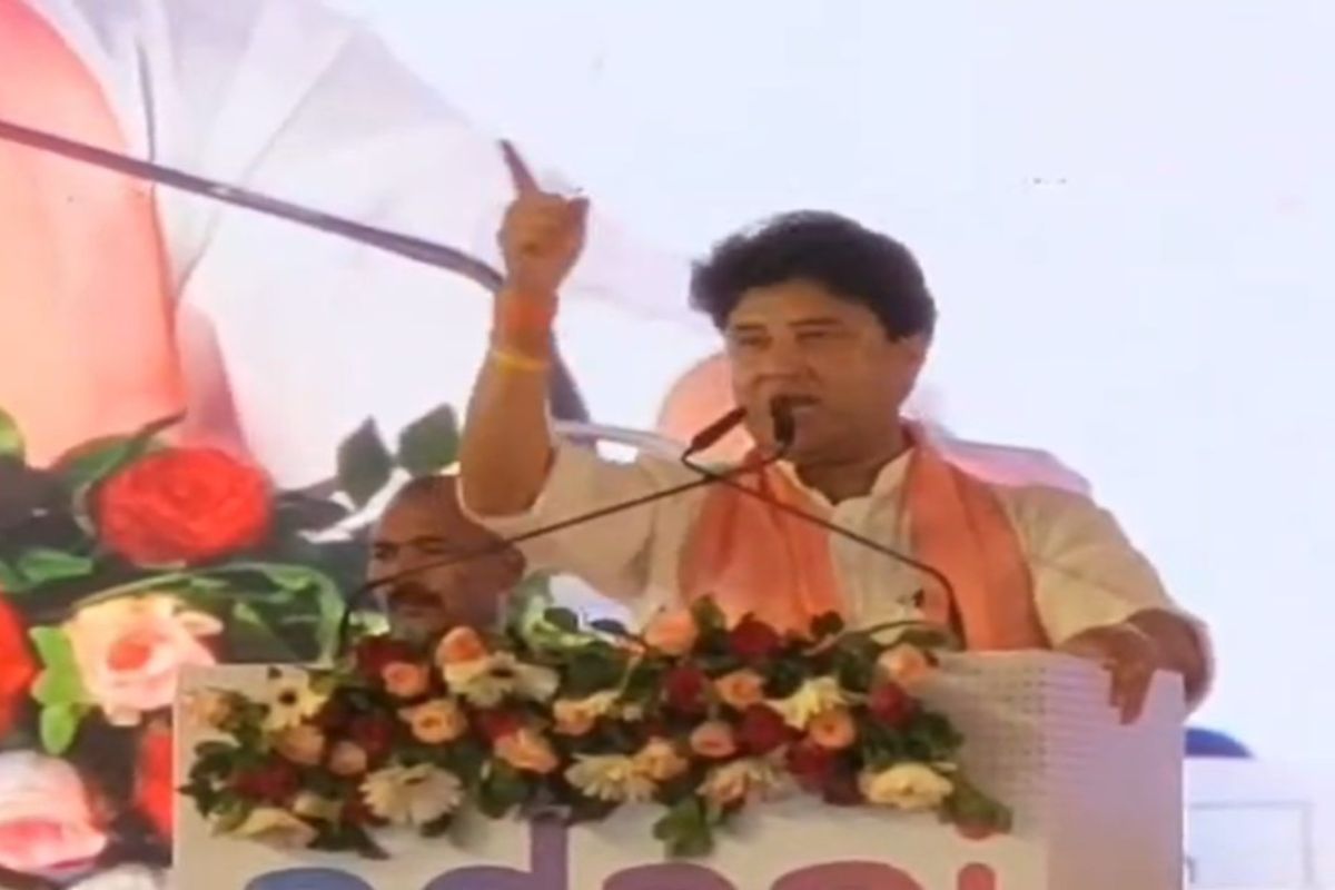 Shivpuri News: शिवपुरी में सिंधिया के तेवर चर्चा में, मंच से दिया ऐसा बयान कि राजनीतिक गलियारों में बढ़ी हलचल