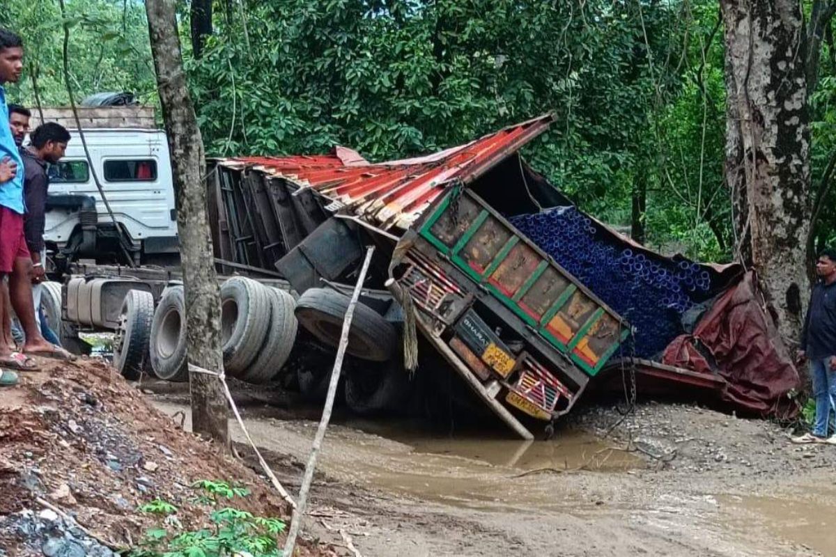 Jagdalpur News: लगातार बारिश के बीच NH-63 पर बड़ा हादसा, मिट्टी धंसने से ट्रक पलटा, यातायात ठप