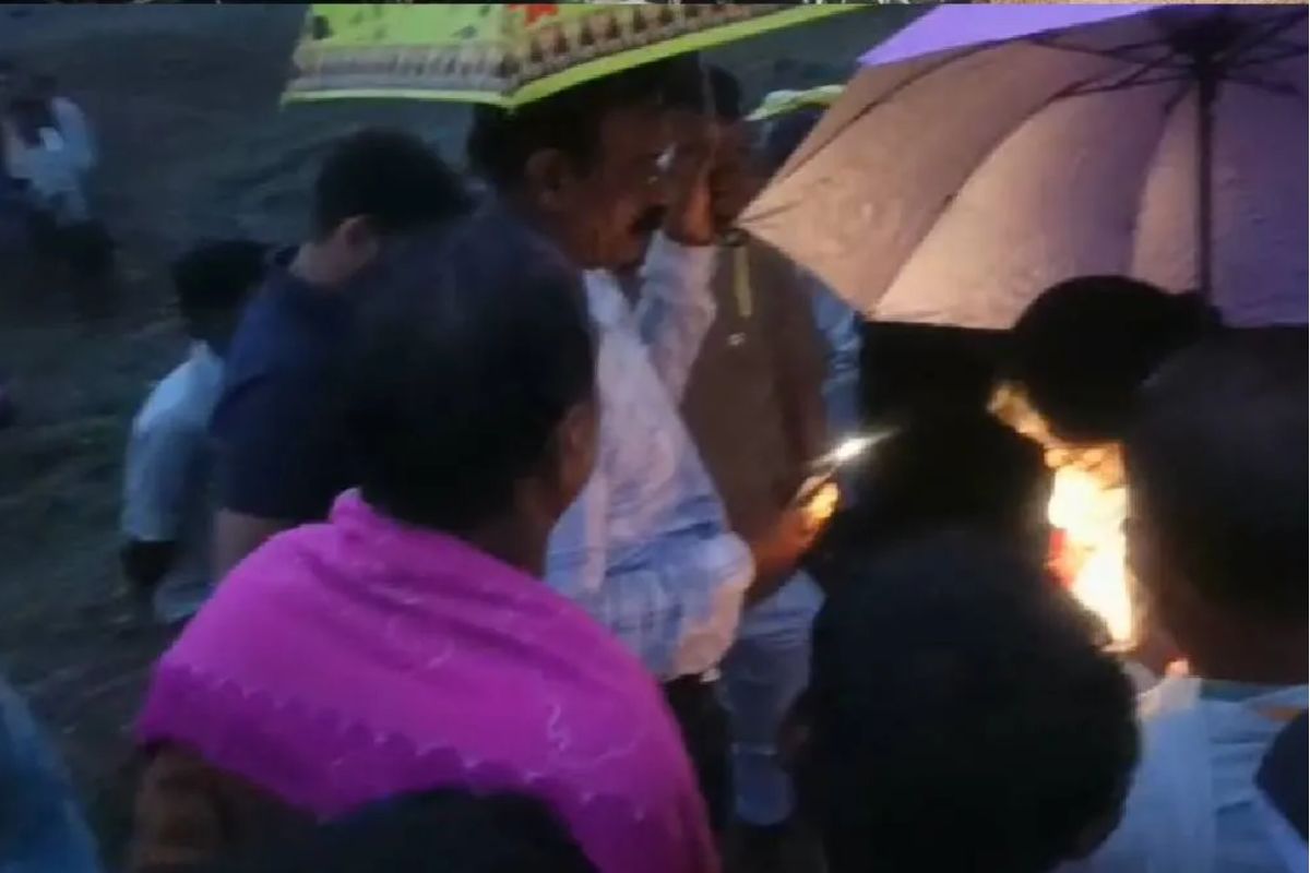 MP News: बारिश से बचने के लिए पेड़ के नीचे रुके, लेकिन बन गया मौत का कारण; छतरपुर में दो युवकों की मौत