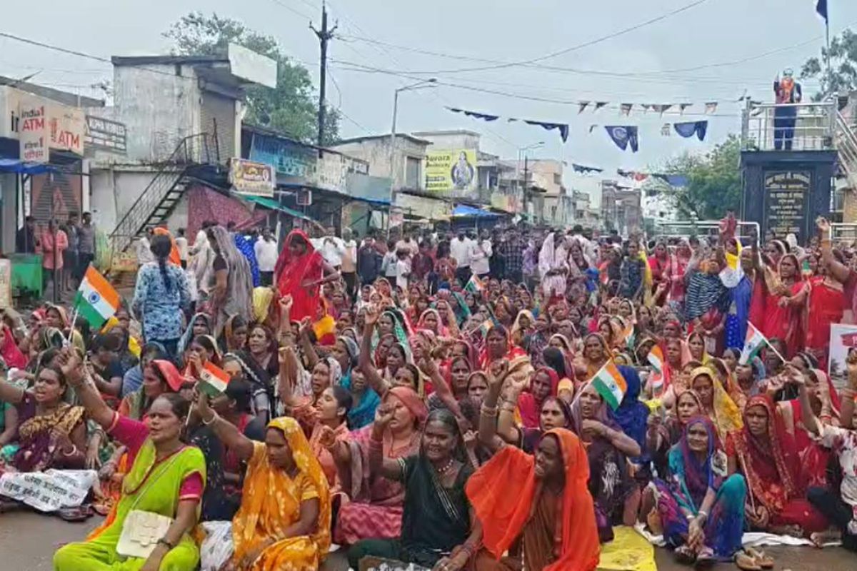 CG News: पांच दिन से अनशन पर बैठे 8 युवक, अब महिलाओं ने संभाला मोर्चा; सड़क निर्माण को लेकर पामगढ़ में चक्काजाम