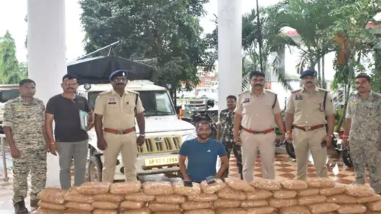 Bastar News: ओडिशा से यूपी जा रही थी करोड़ों की गांजे की खेप, बस्तर पुलिस ने नाकाबंदी में पकड़ी बोलेरो पिकअप