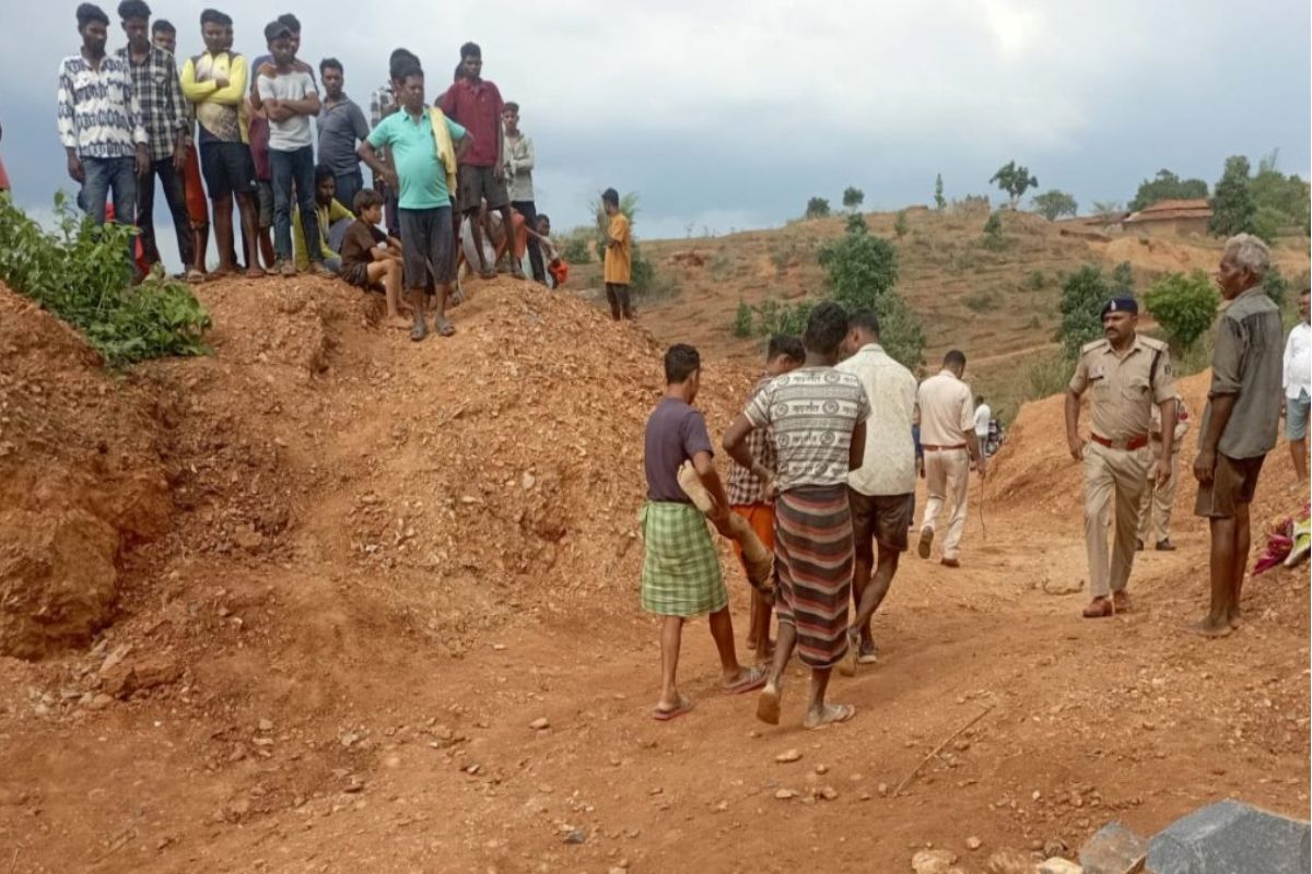 Surajpur Accident News: लांची गांव की खदान में बड़ा हादसा, खुदाई के दौरान ढही चट्टान, दो श्रमिकों ने गंवाई जान