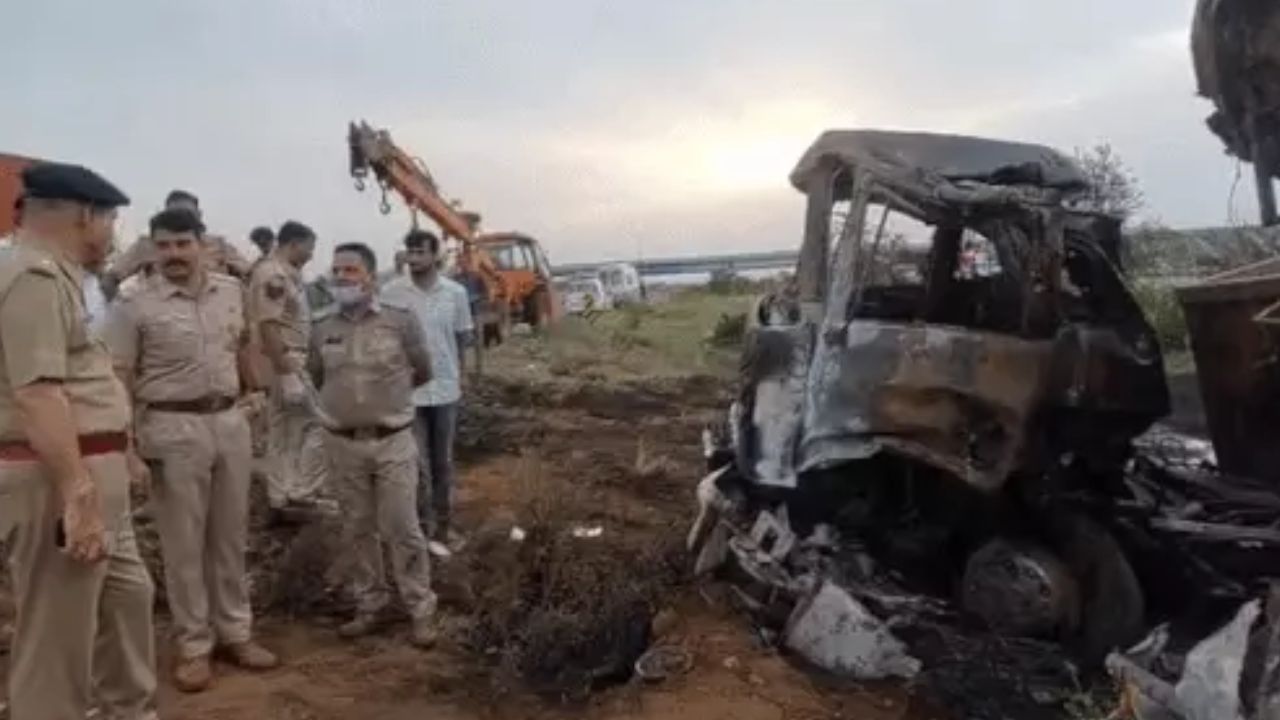 Accident News: दिल्ली-मुंबई एक्सप्रेसवे बना मौत का रास्ता, आग की लपटों में घिरी स्लीपर बस, 21 घायल