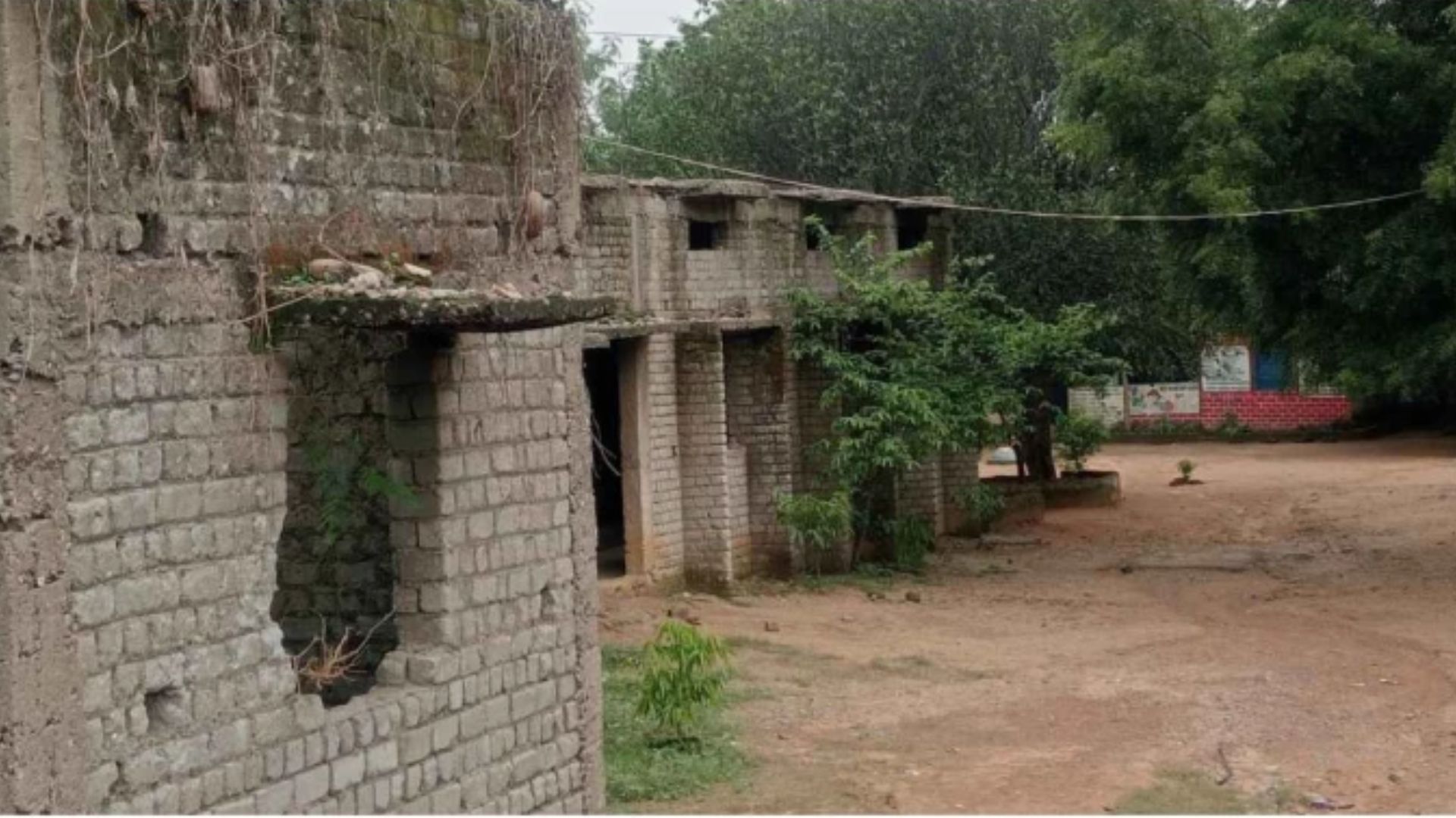 Korba News : मानसून में असुरक्षित स्कूलों में पढ़ने को मजबूर छात्र, नए भवनों का निर्माण अटका