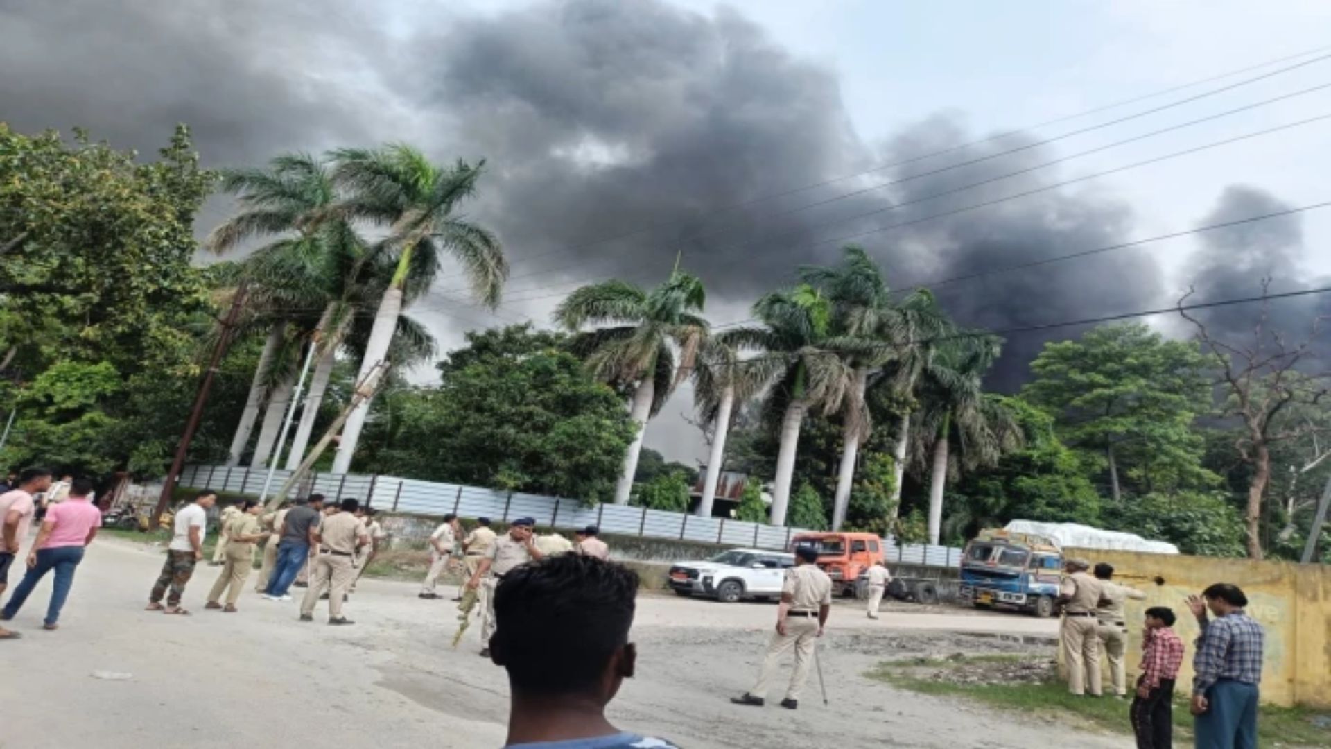 Korba News: कोरबा इंडस्ट्रियल एरिया में बड़ा हादसा: बॉयलर विस्फोट के बाद फैक्ट्री में लगी भीषण आग, ट्रक भी जला