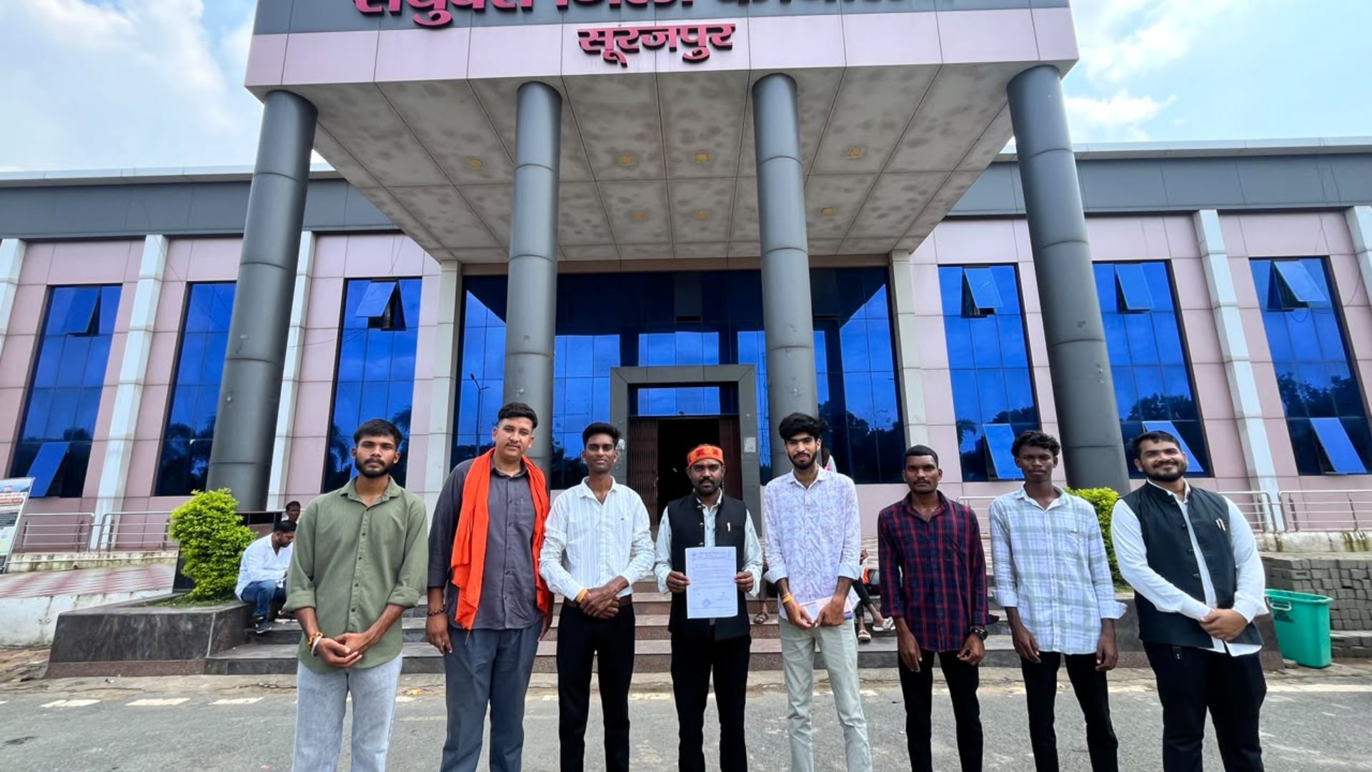 Pratappur News: ‘विद्या के मंदिर में बर्दाश्त नहीं होगी शराबखोरी’ : शिक्षक के निलंबन की मांग को लेकर अभाविप का प्रदर्शन