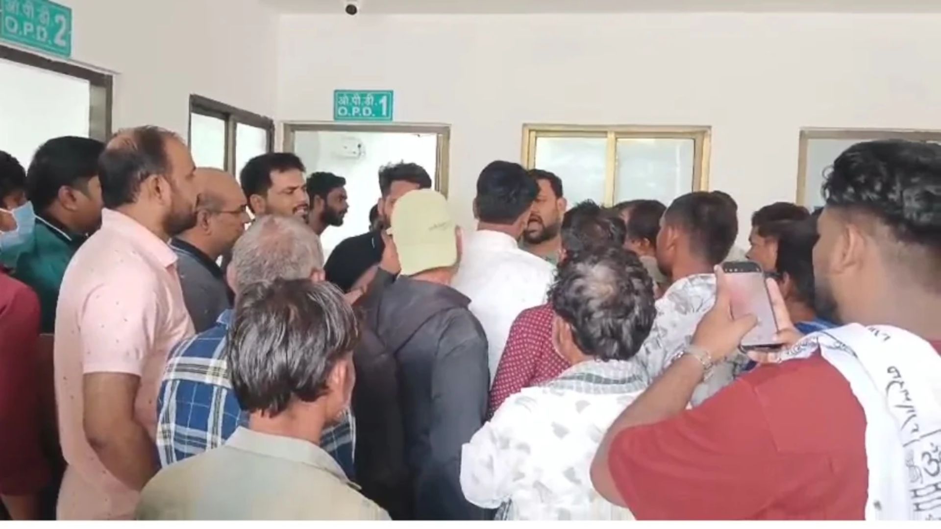 Bilaspur News: सड़क हादसे के घायल की मौत से बवाल, अस्पताल प्रबंधन और परिजनों के दावे आमने-सामने