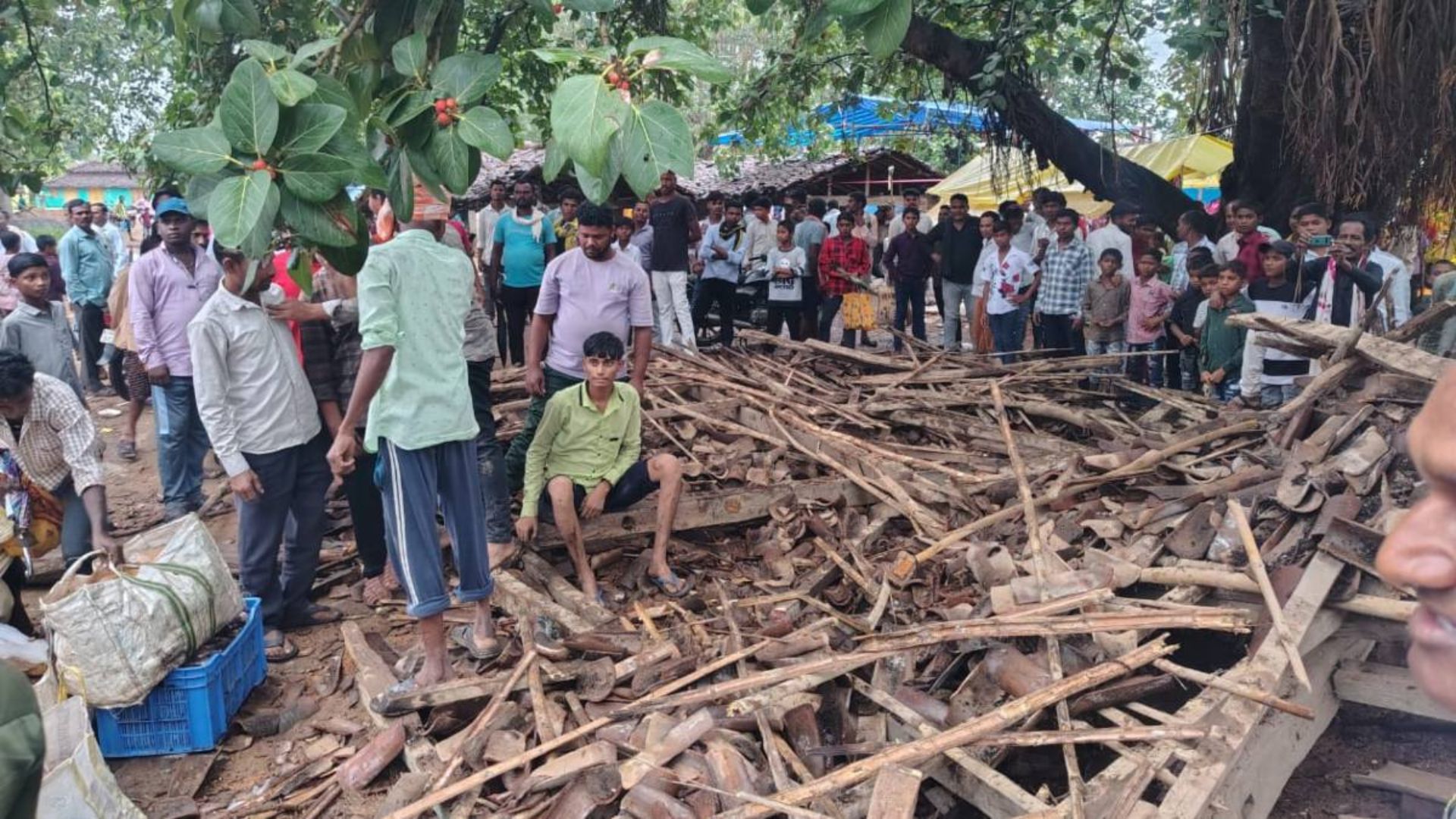 Gariaband News: बारिश से बचने होटल में रुके थे लोग, अचानक भरभराकर ढहा भवन, मची चीख-पुकार