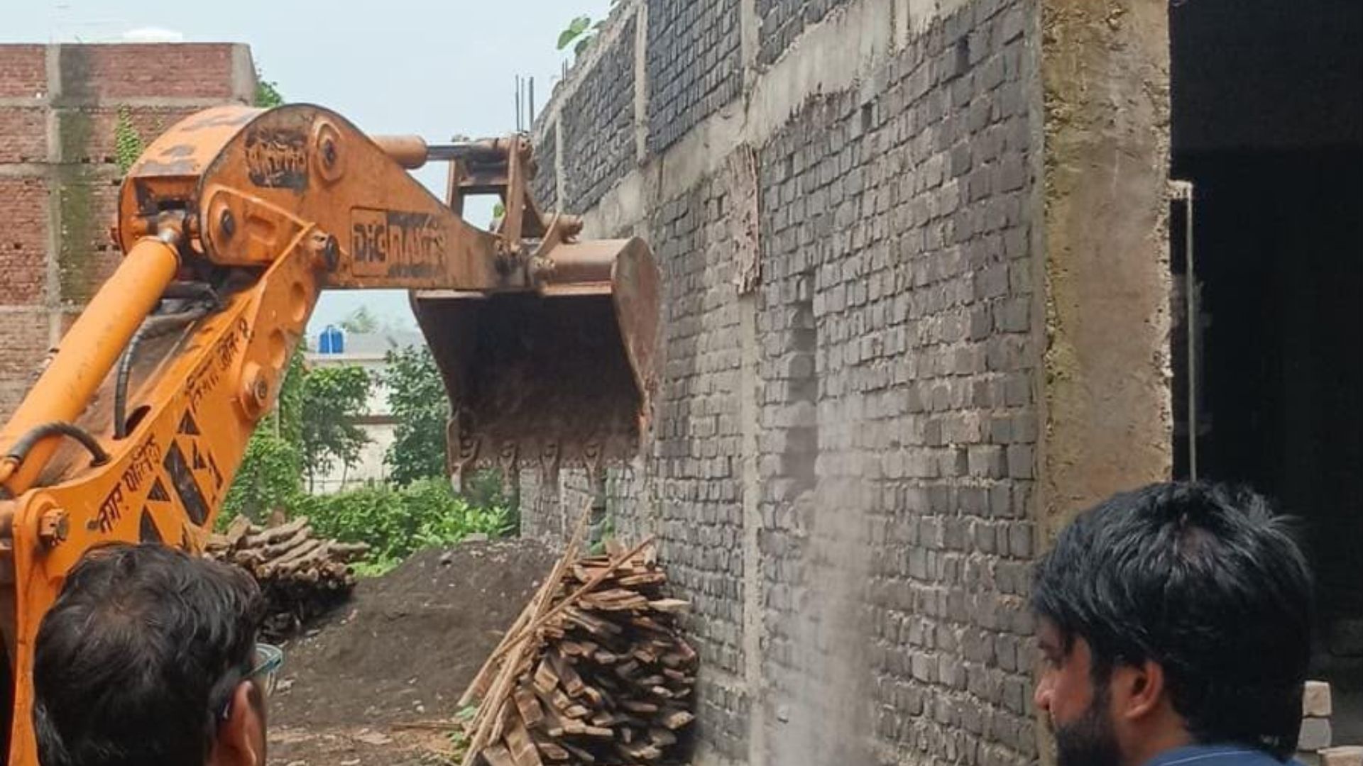 Raipur News: 3 नोटिस के बाद भी नहीं माने निर्माणकर्ता, निगम ने जेसीबी चलाकर गिराए चार अवैध भवन