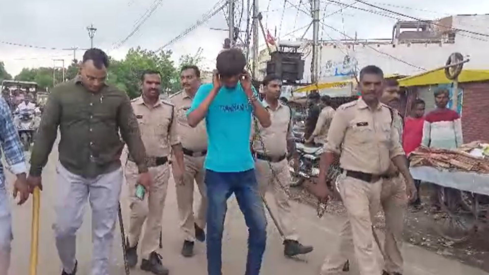 खंडवा पुलिस का सख्त एक्शन, हथियार के दम पर धमकाने वाले बदमाश को सड़कों पर घुमाया