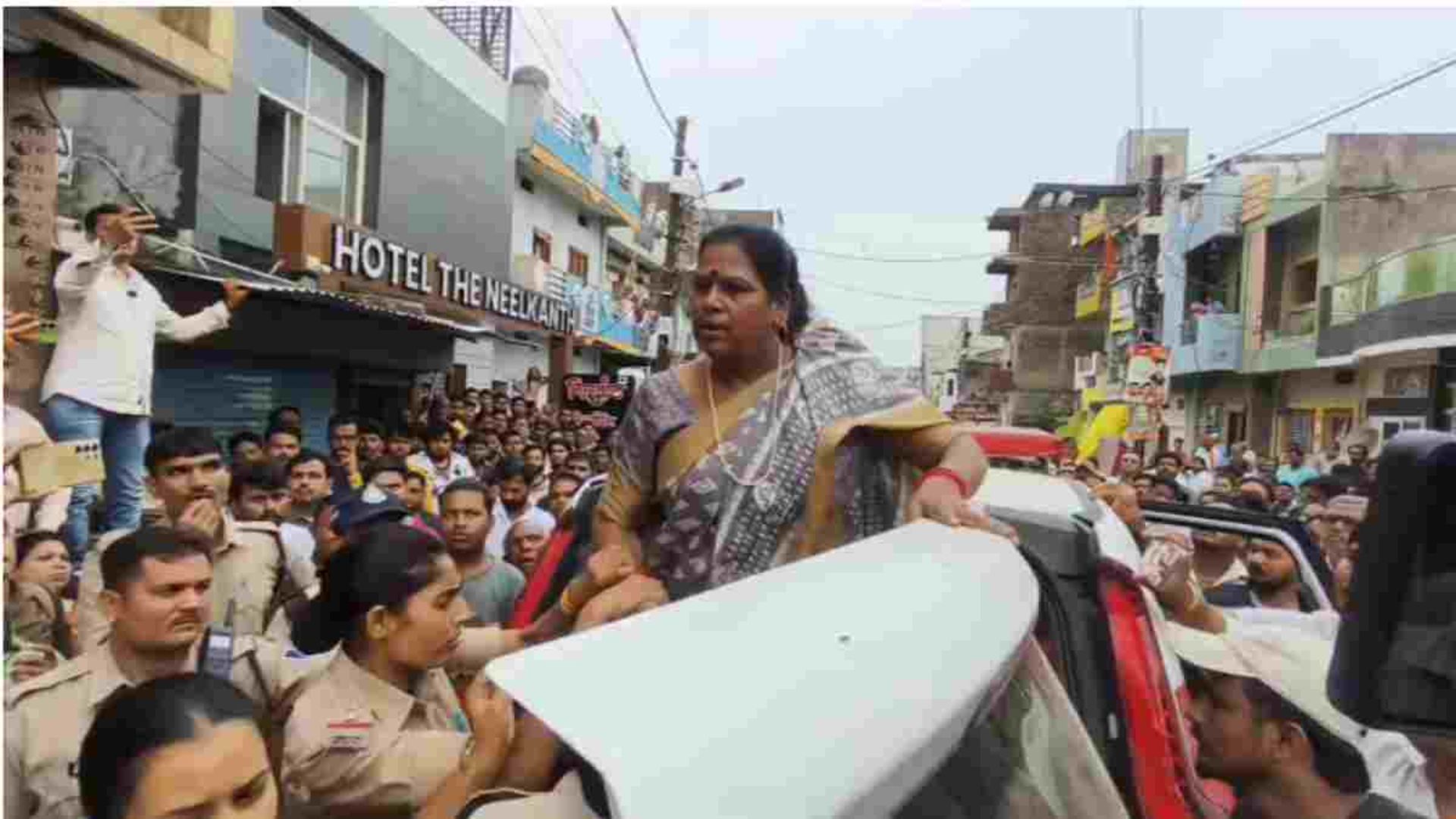 Ujjain News:महाकाल क्षेत्र में हाई वोल्टेज ड्रामा, अधिकारी से मारपीट के बाद होटल सील, भारी पुलिस बल तैनात