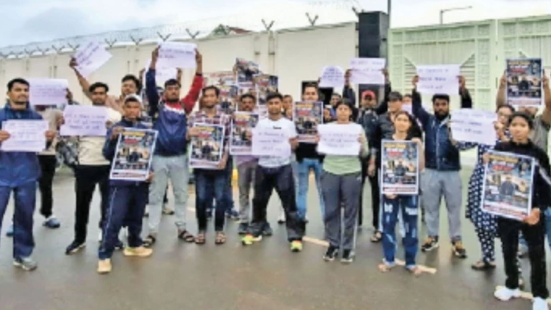 Raipur News : व्यायाम शिक्षक भर्ती की मांग तेज, रायपुर में सैकड़ों अभ्यर्थियों का प्रदर्शन