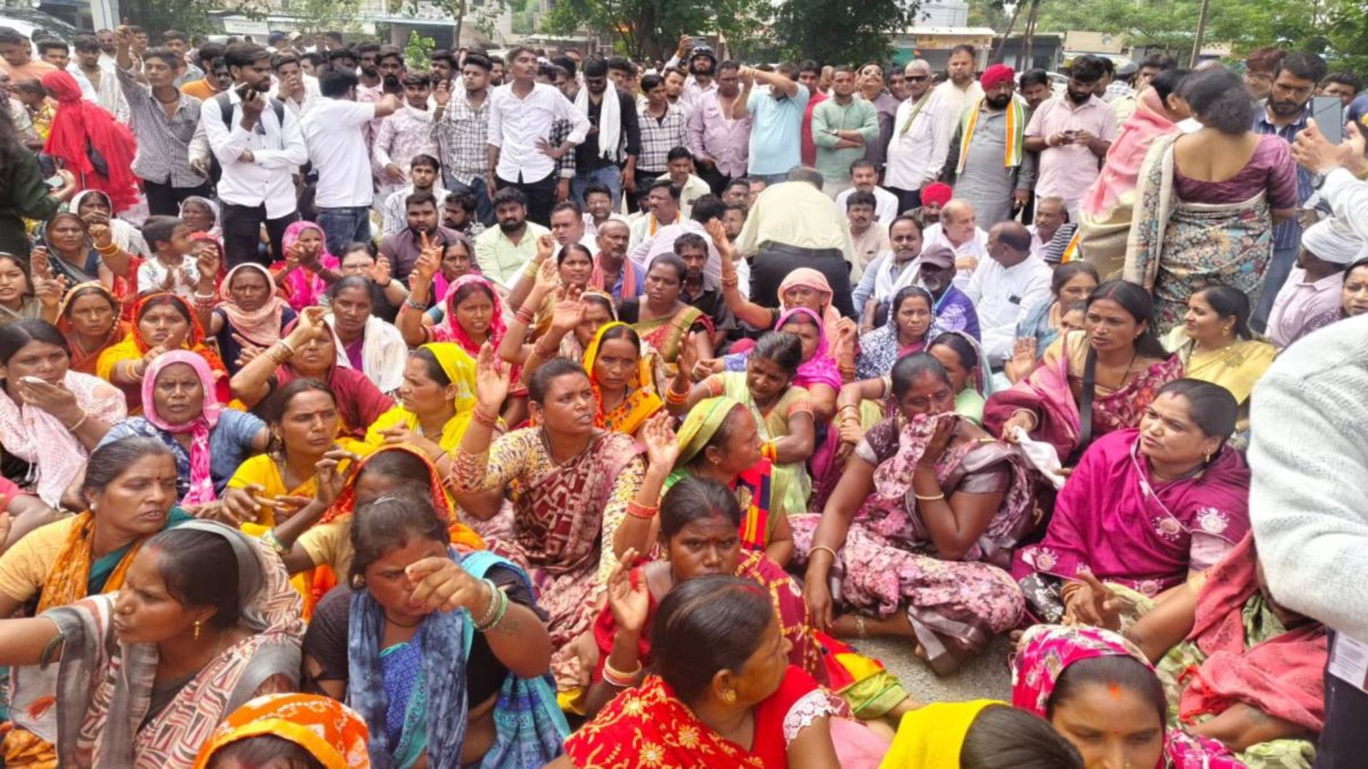 Raipur News: माना थाने के बाहर कांग्रेस का धरना, प्रभावित परिवारों को मुआवजा और पुनर्वास की मांग