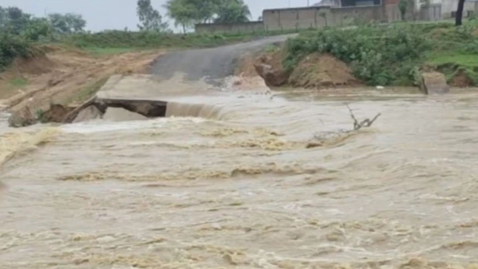 Surajpur News: बारिश ने खोली निर्माण की पोल! 15 लाख की लागत से बना रपटा बहा, ग्रामीणों में भारी नाराजगी