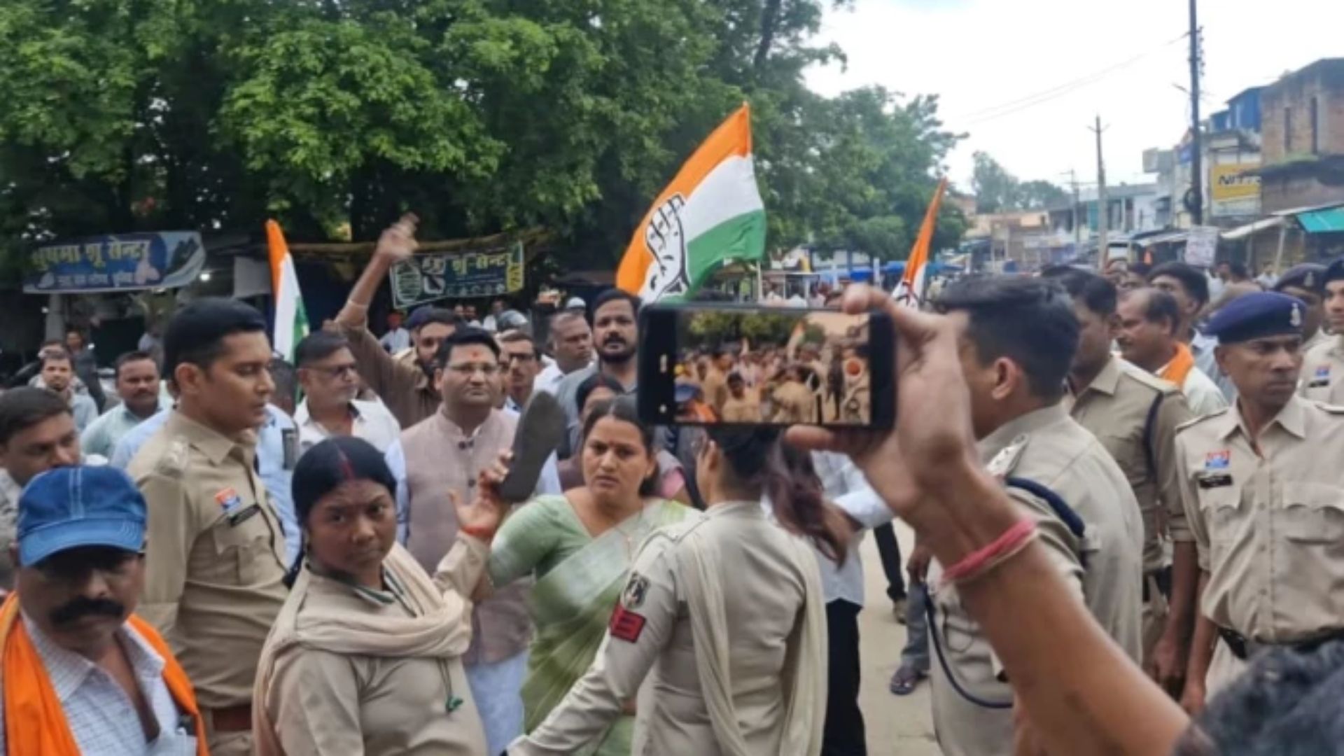 Chhuria News: पुतला लेकर भागने से बढ़ा राजनीतिक तनाव, कांग्रेस ने भाजपा नेता पर FIR की मांग को लेकर खोला मोर्चा