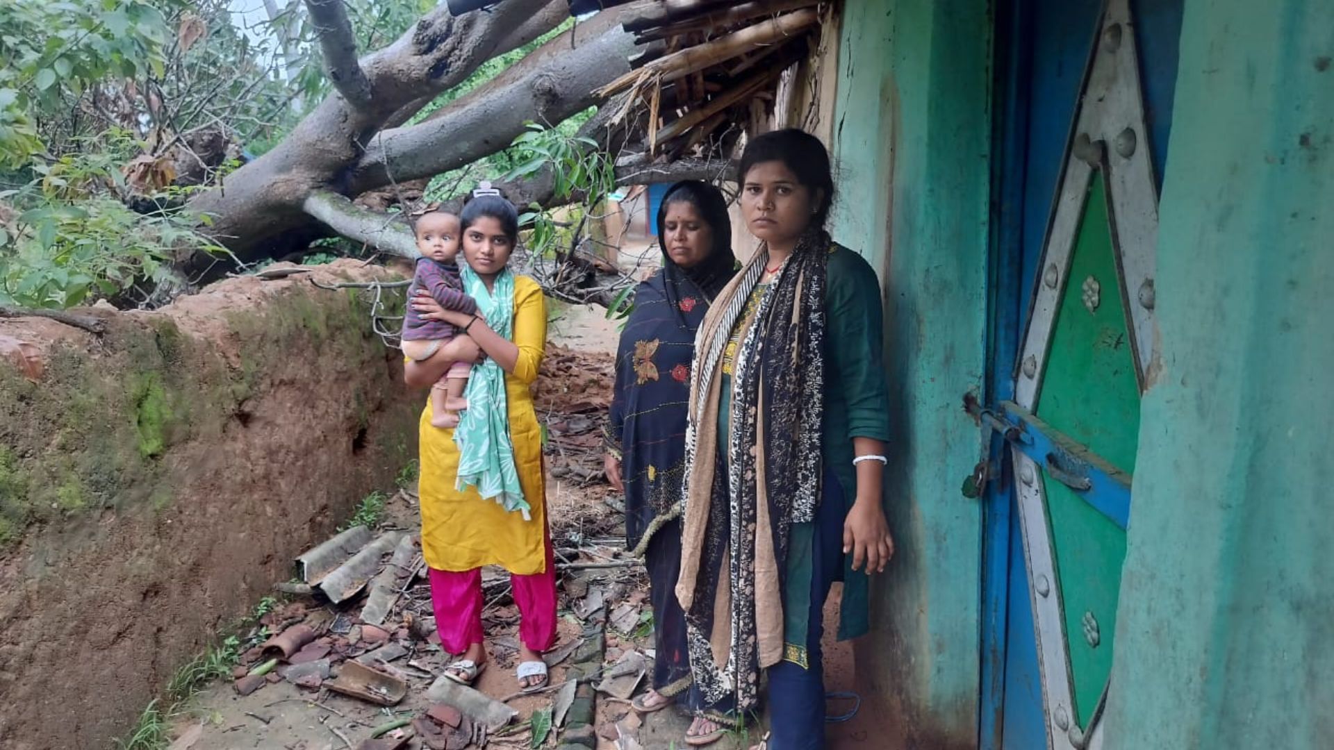 Surajpur News: दवनकरा में पेड़ गिरने से उजड़ा आशियाना, 6 परिवारों के सिर से छत छिनी; प्रशासन से राहत की गुहार