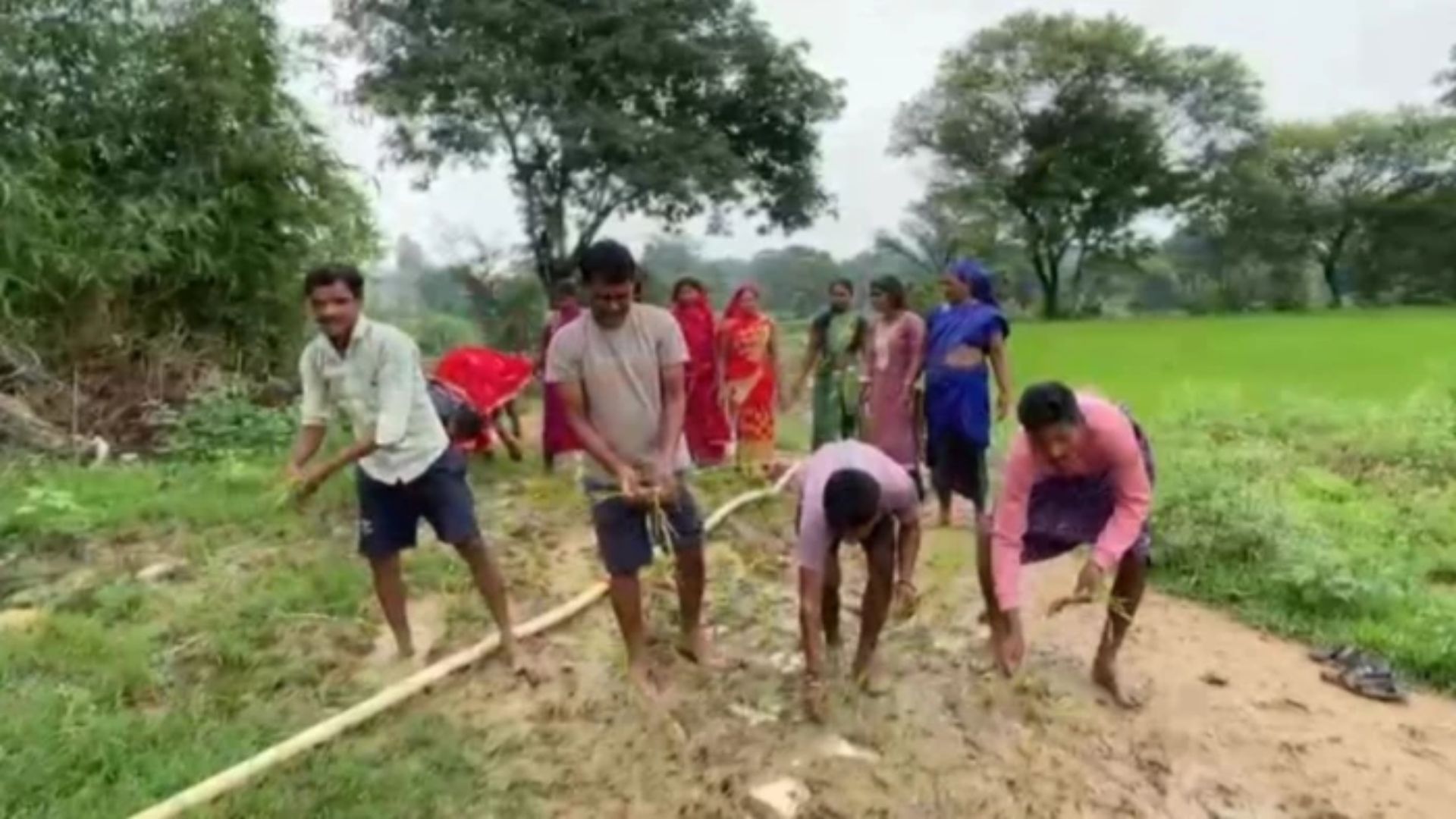 Ambikapur News: गर्भवती महिलाओं और मरीजों की बढ़ी मुश्किलें, सड़क नहीं बनने पर उग्र आंदोलन की चेतावनी