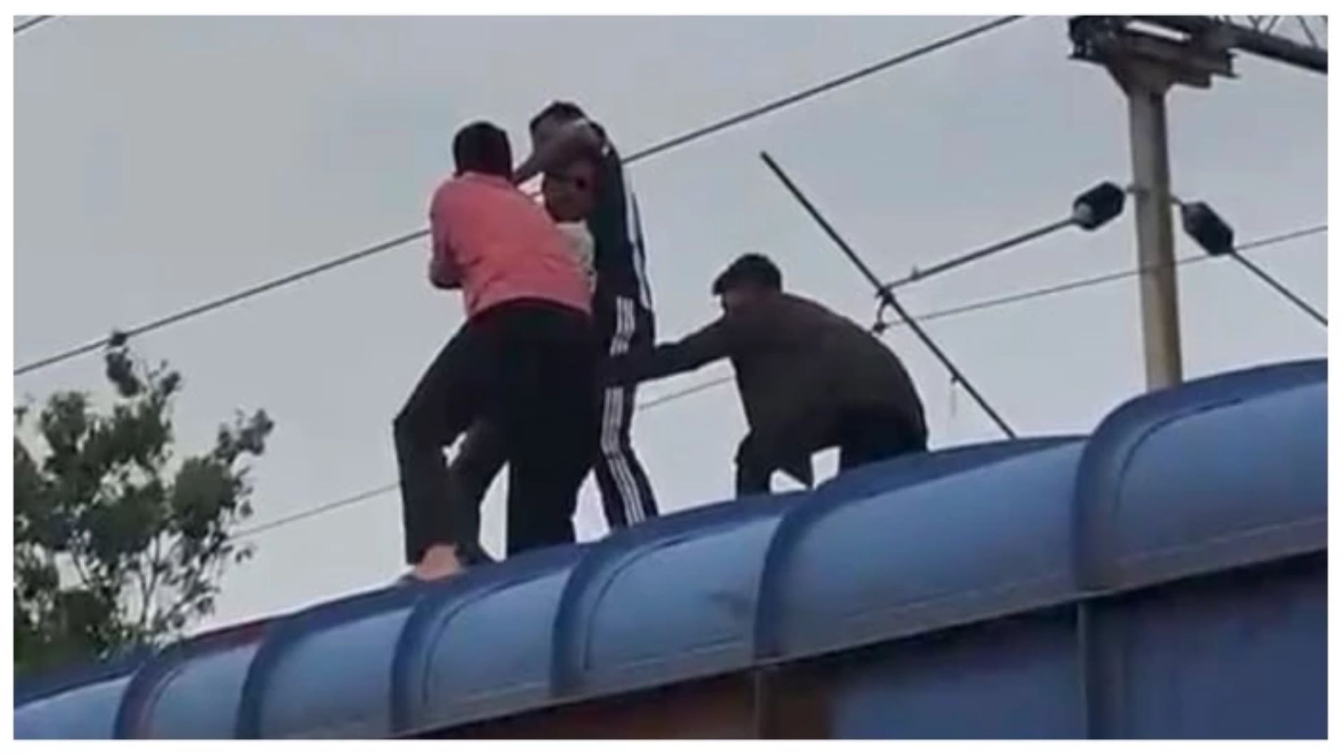 Bilaspur News: पेंड्रारोड रेलवे स्टेशन पर अलर्ट RPF: बिजली सप्लाई बंद कर सुरक्षित उतारा मानसिक रूप से अस्वस्थ युवक