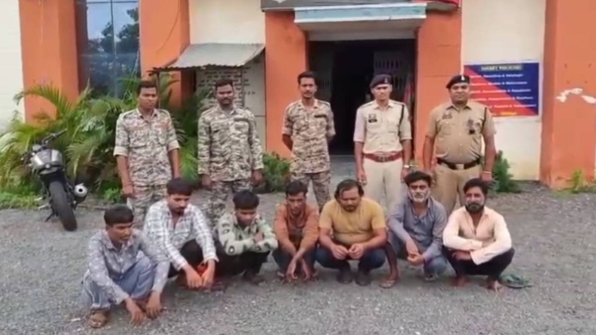 Mahasamund News: ताश पर लाखों का दांव: महासमुंद पुलिस ने 12 जुआरियों को दबोचा, कैश, कार-बाइक और मोबाइल जब्त