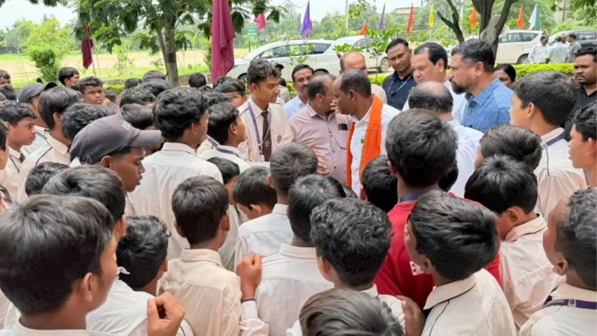 Korba News : घटिया भोजन, एक्सपायरी दवाओं का आरोप: एकलव्य आवासीय विद्यालय में छात्रों-पालकों का हंगामा