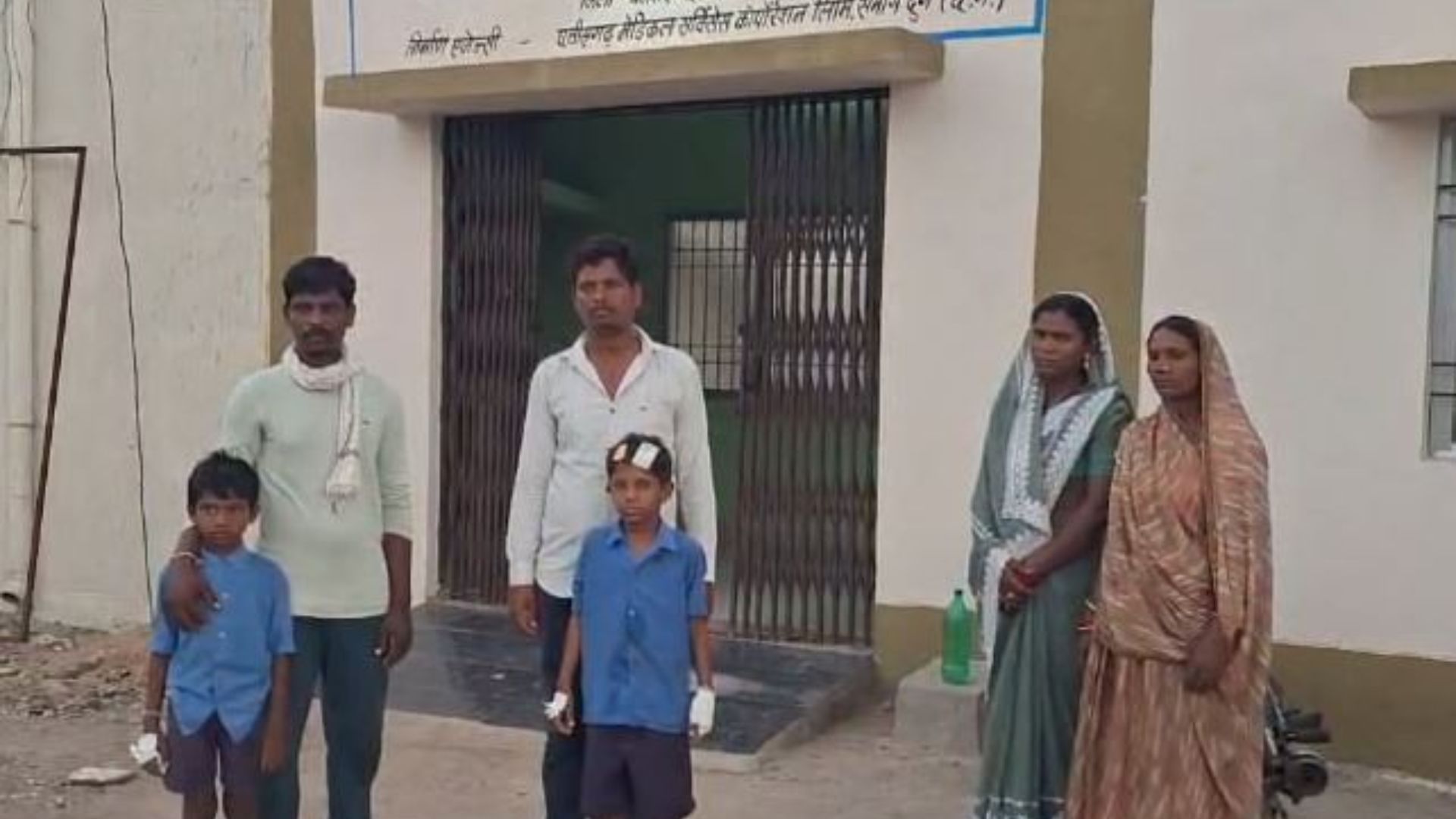 Chhattisgarh News:बच्चों की जान से खिलवाड़! सरकारी स्कूल की छत गिरी, तीन छात्र घायल; जांच की मांग
