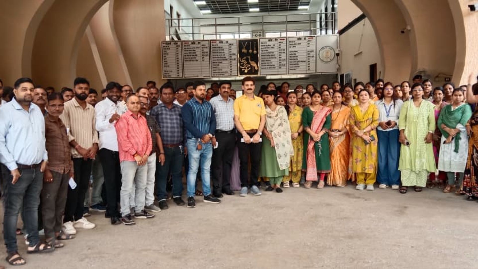 Raipur News : ‘जान जोखिम में डालकर सफर नहीं करेंगे’—सुरक्षित परिवहन की मांग को लेकर कर्मचारियों का प्रदर्शन