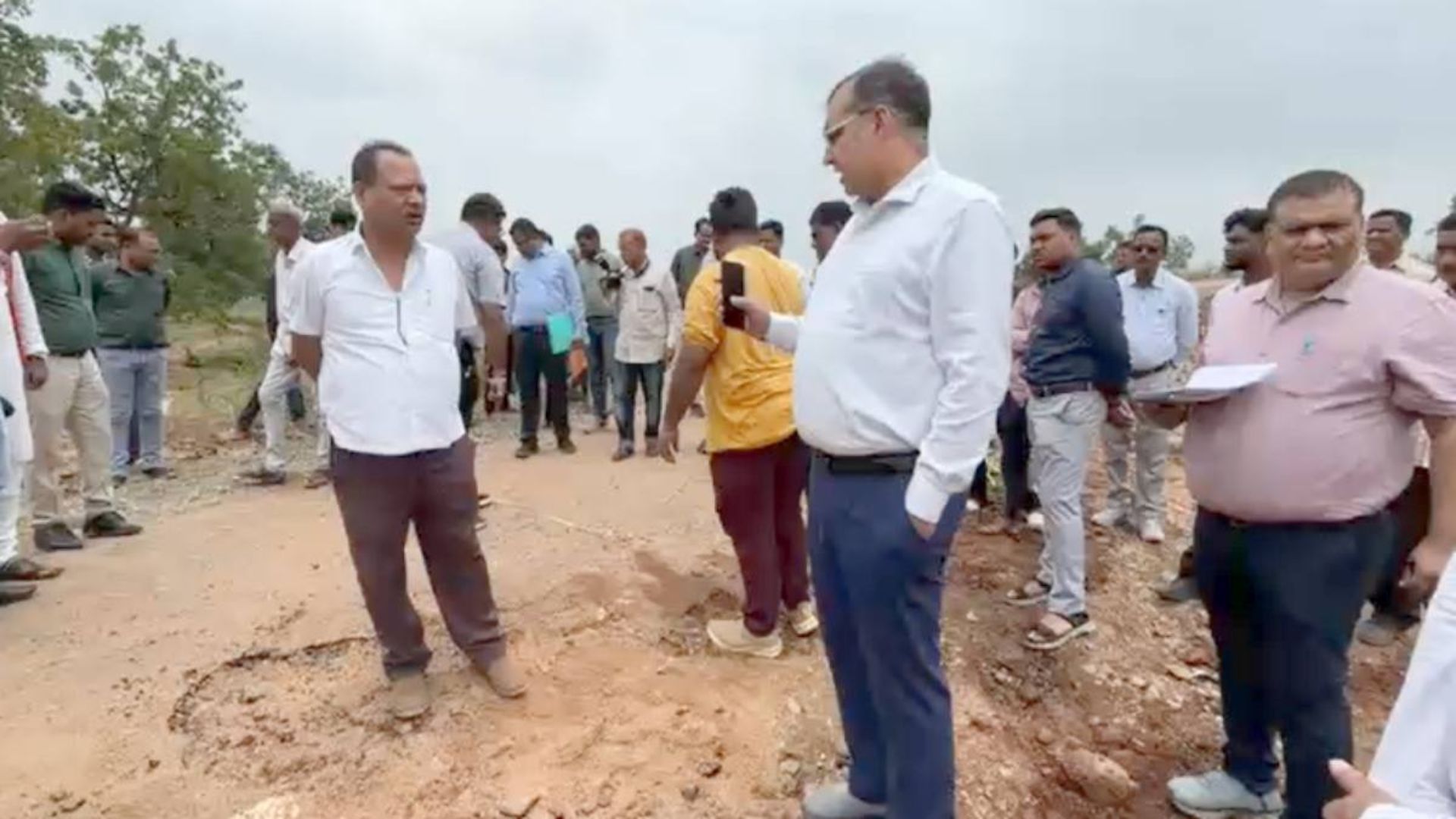 Kawardha News: कवर्धा में सड़क निर्माण पर बड़ा एक्शन, गुणवत्ता में लापरवाही पर अधिकारियों पर कार्रवाई