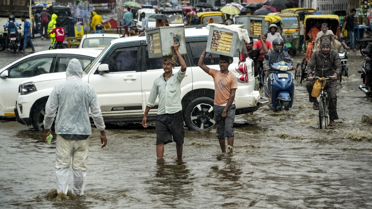 CG Weather: छत्तीसगढ़ में आज गरजेंगे बादल, कई जिलों में तेज बारिश और 40 किमी/घंटा की रफ्तार से चलेंगी हवाएं