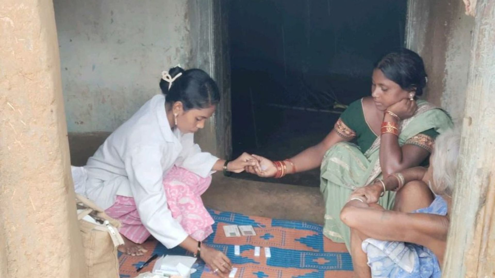 Mungeli News: मलेरिया से निपटने मैदान में उतरा प्रशासन, प्रभावित गांवों का दौरा कर अधिकारियों ने लिया जायजा