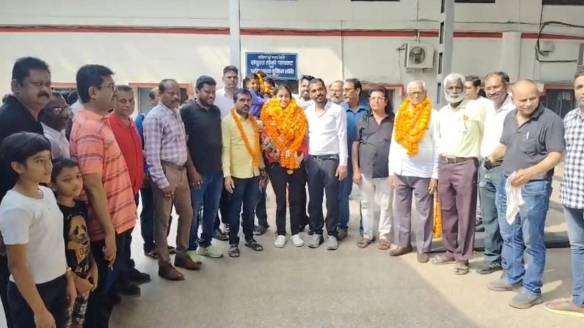 Bilaspur News: शिवांगिनी पांडेय ने बढ़ाया छत्तीसगढ़ का मान, 50 और 100 मीटर बटरफ्लाई में जीते मेडल